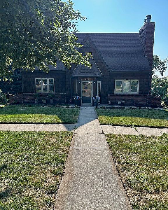 1st image of 204 4th St
