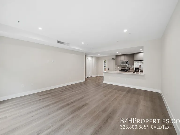 1223 N Hayworth Ave — Photo 21