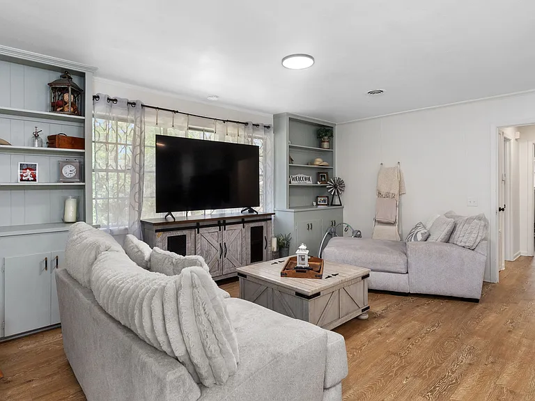 1406 Russell Ave — Photo 5