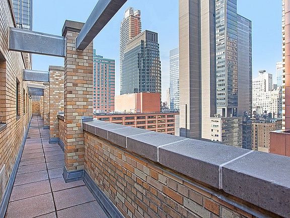 3rd image of 150 W 51st St APT 2124