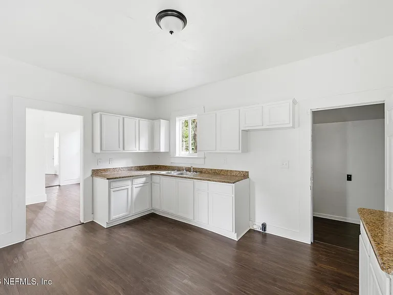 2344 W 18th St — Photo 10