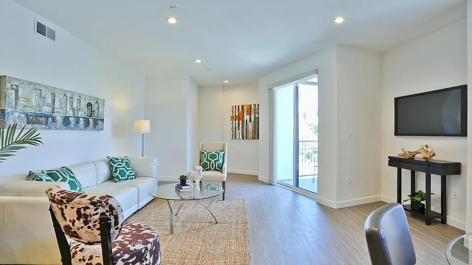 2 bed, 2.5 bath, 1303 sqft, $4,150 — Photo 2