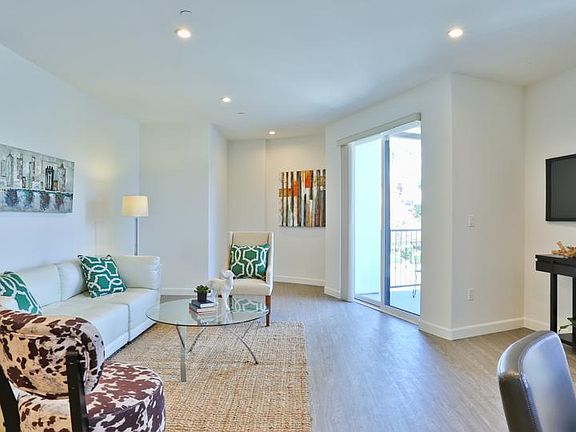 4th image of 12700 Moorpark St