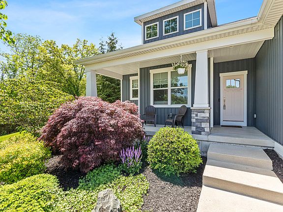 3rd image of 9579 Arrowcrest Dr NE