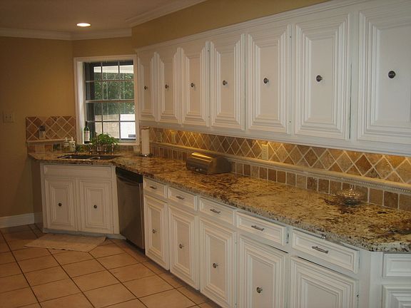 Kitchen w/granite countertops