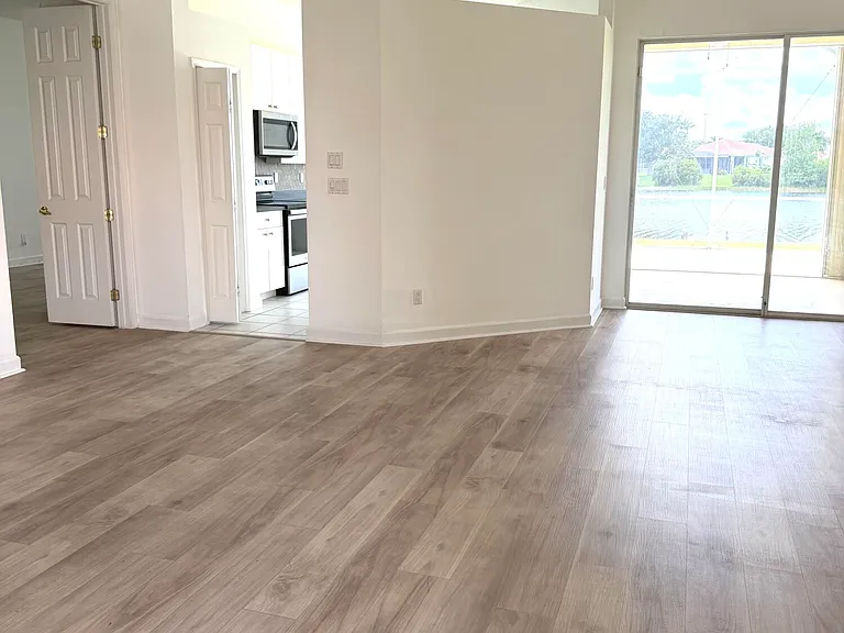 702 SW Aruba — Photo 3