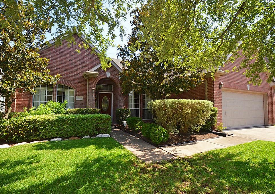 GORGEOUS BRICK 1 STORY HOME W/LUSH LANDSCAPING