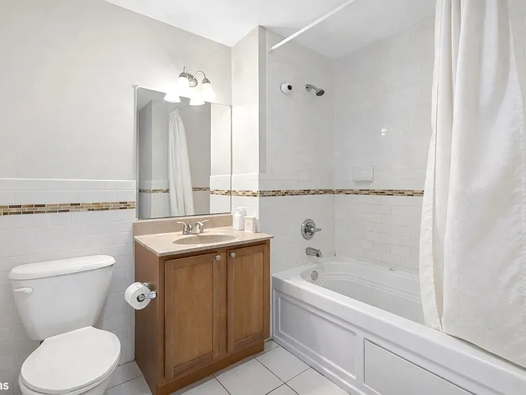 612 12th St #4 — Photo 5
