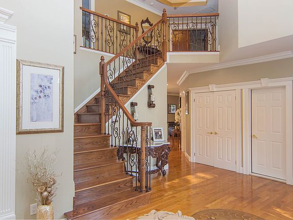 3rd image of 7 Windwood Dr