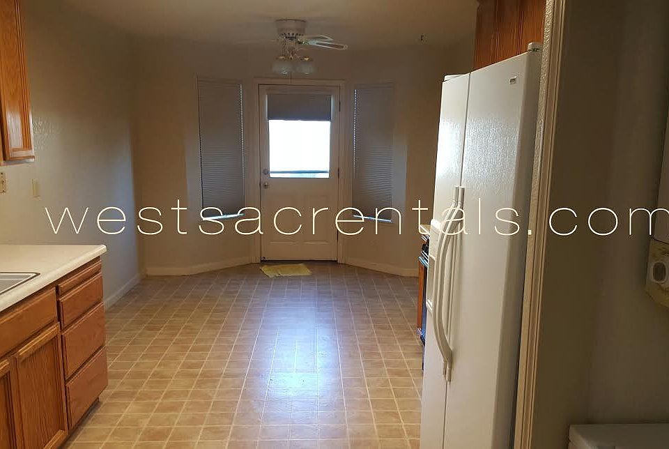 2nd image of 214 High St APT B