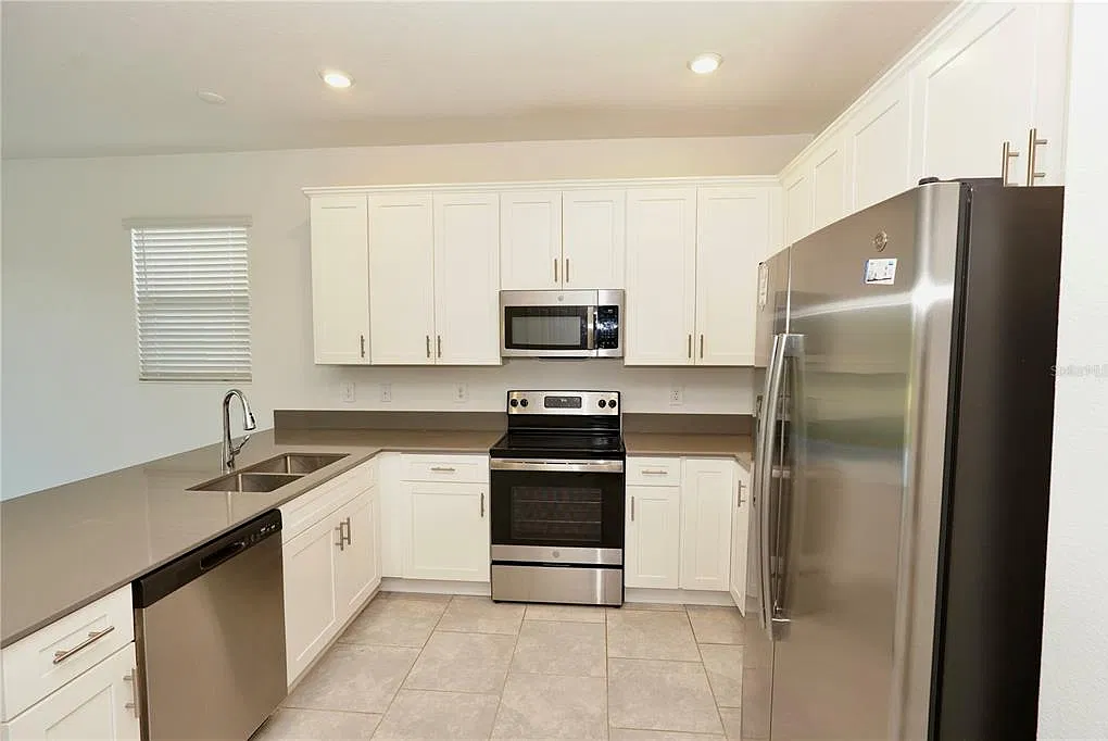 3 bed, 2.5 bath, 1843 sqft, $2,300 — Photo 3
