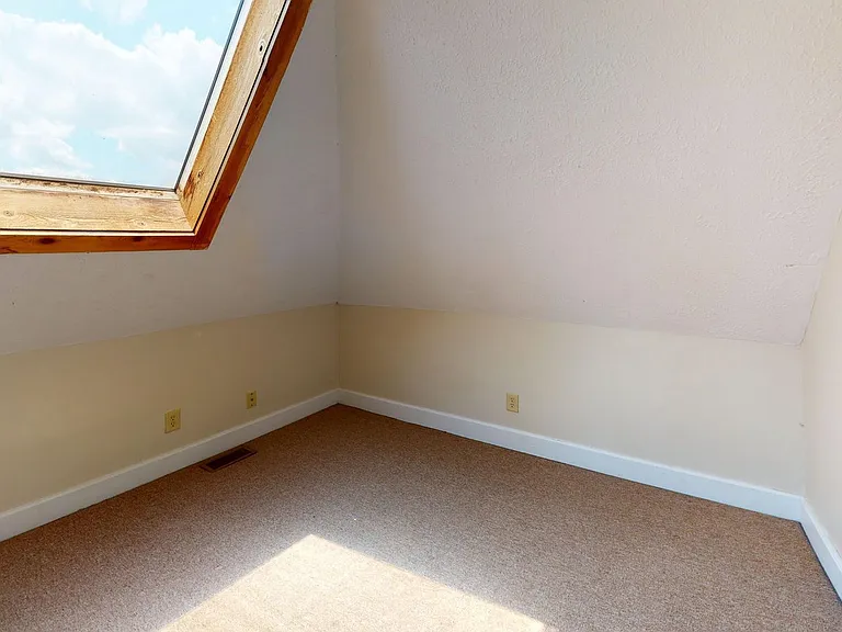 1369 Indianola Ave — Photo 6