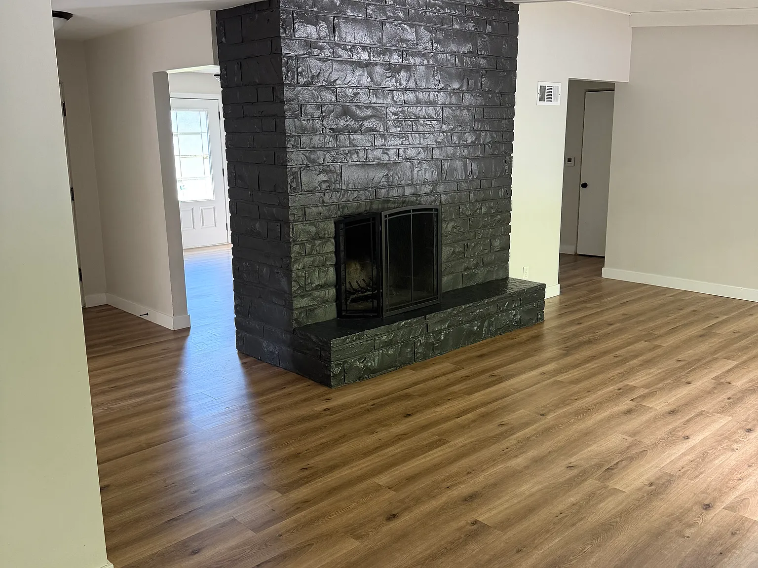 4 bed, 2000 sqft, $2,400 — Photo 3