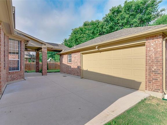 4th image of 2492 Lakewood Dr