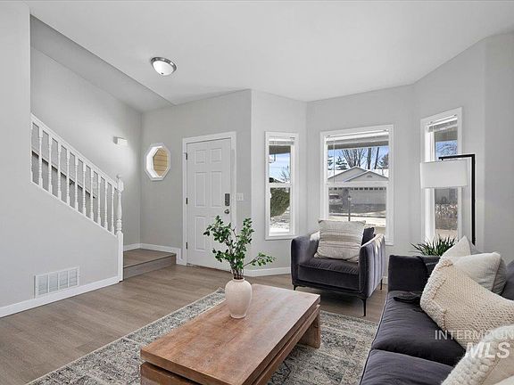 5th image of 648 W Woodbury Dr