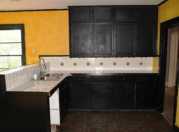 4th image of 2274 Central Dr