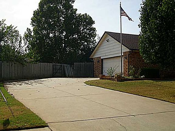 3rd image of 209 S Ramblin Oaks Dr