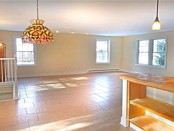 4th image of 107 Sanderson Dr