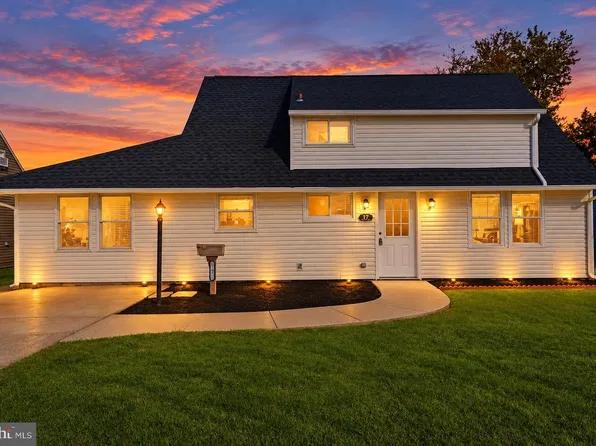 17 Idolstone Rd, Levittown, PA 19057