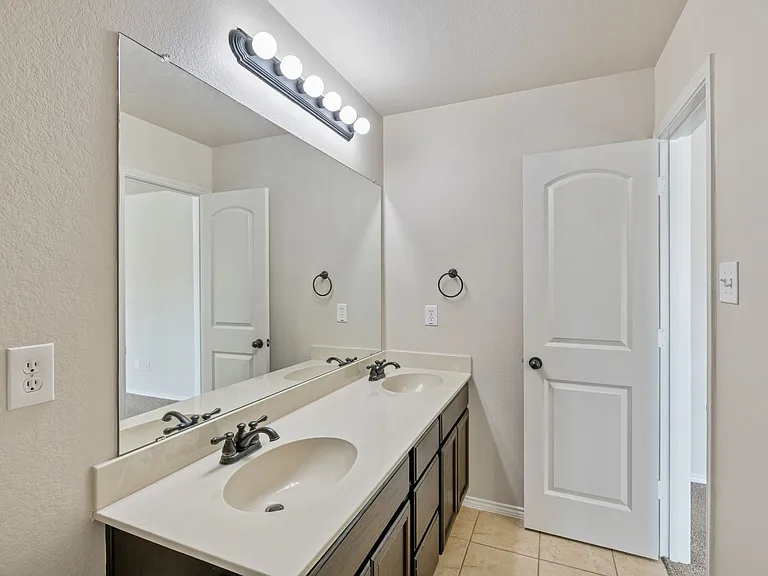 341 Orbit Dr — Photo 16
