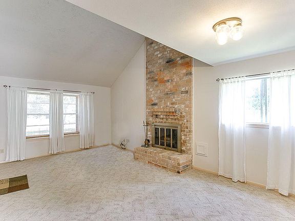 5th image of 15910 Hickory Knoll Dr