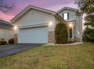 12 Lakeview Dr, Hamburg, NJ 07419