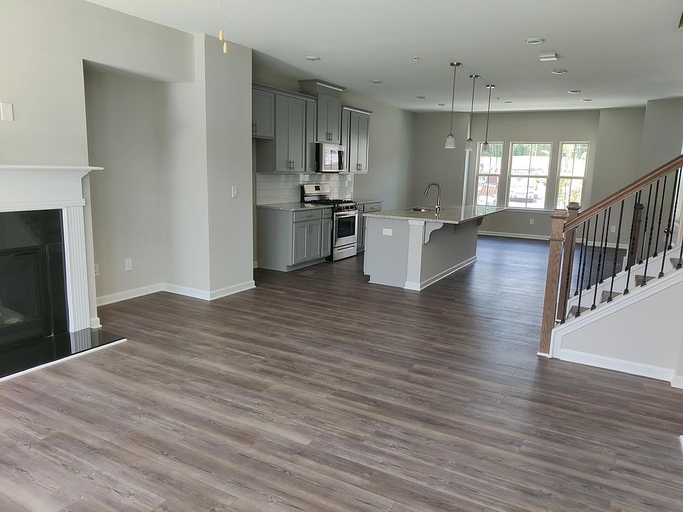 1st image of 171 Woodstock Pkwy #103