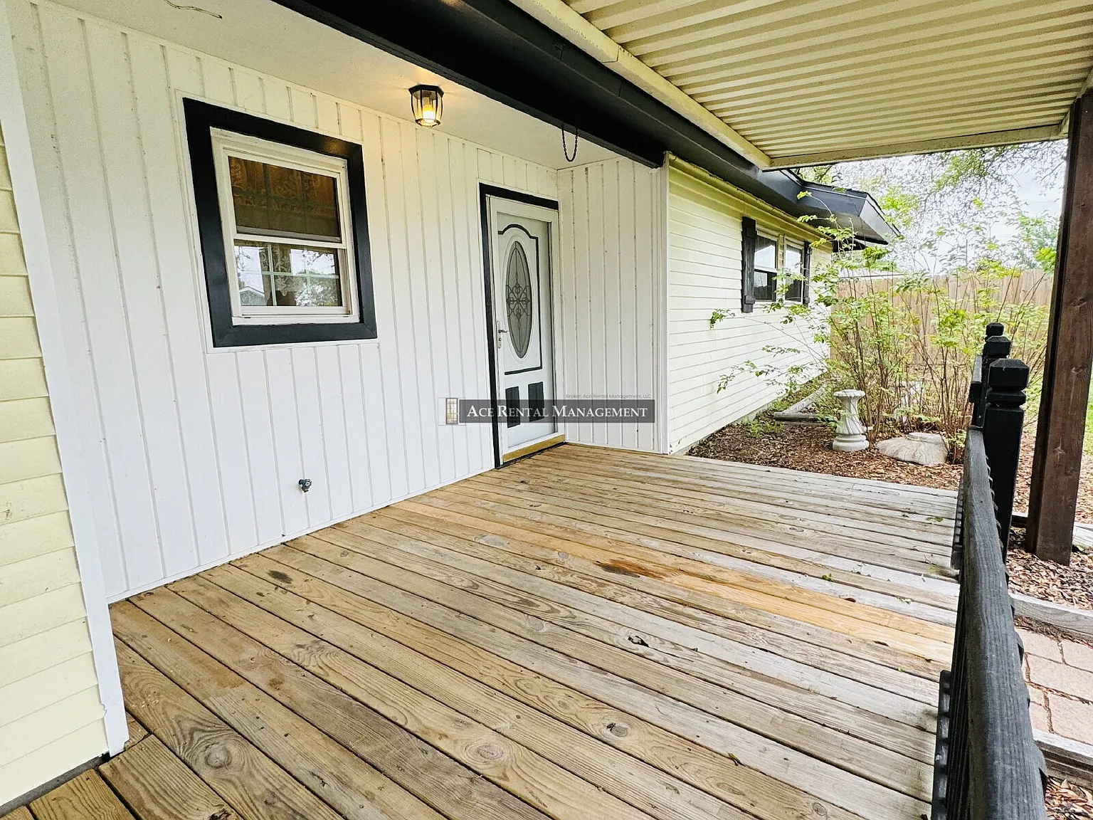 Beautifully updated and right in the heart of Port Neches! Available Now! — Photo 2