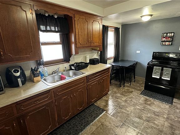 5th image of 10905 Penfield Ave