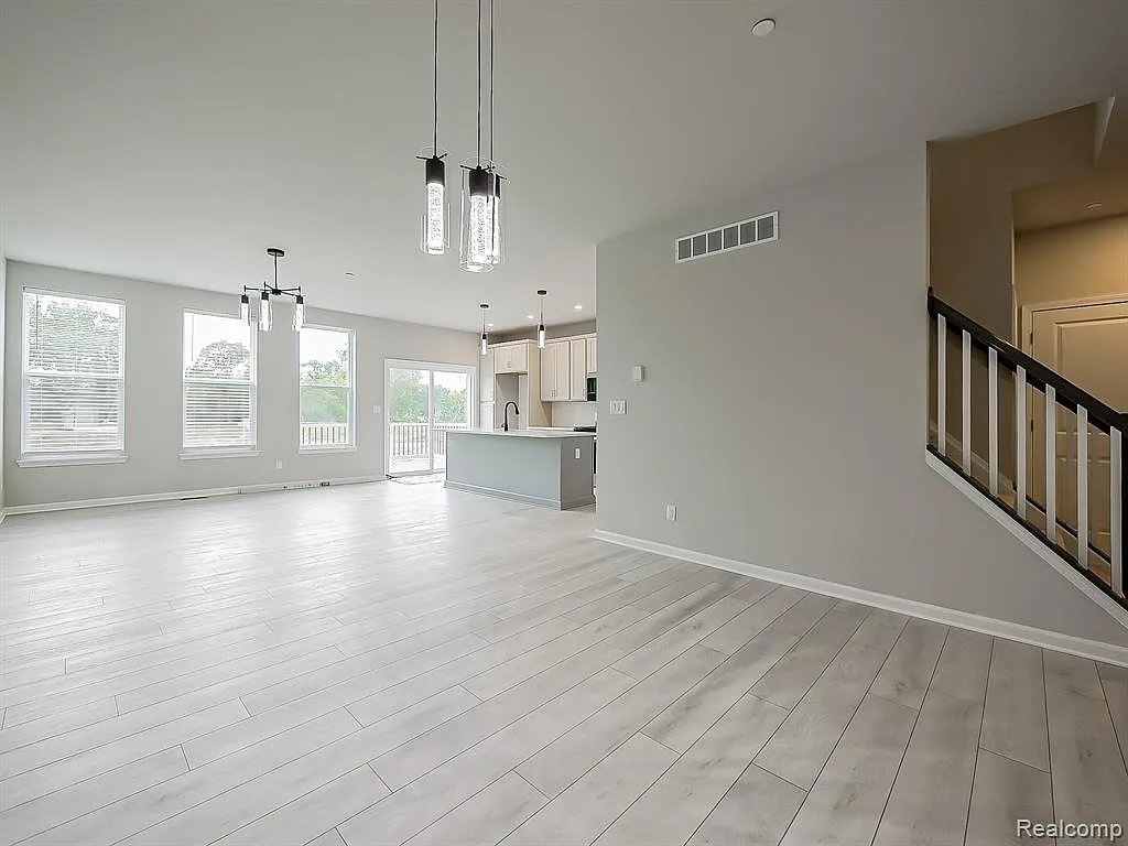 3 bed, 2.5 bath, 1994 sqft, $3,850 — Photo 2