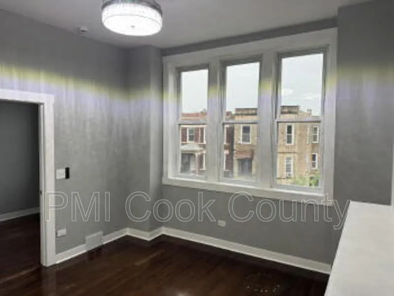 3 bed, 1.0 bath, 1200 sqft, $2,000 — Photo 4