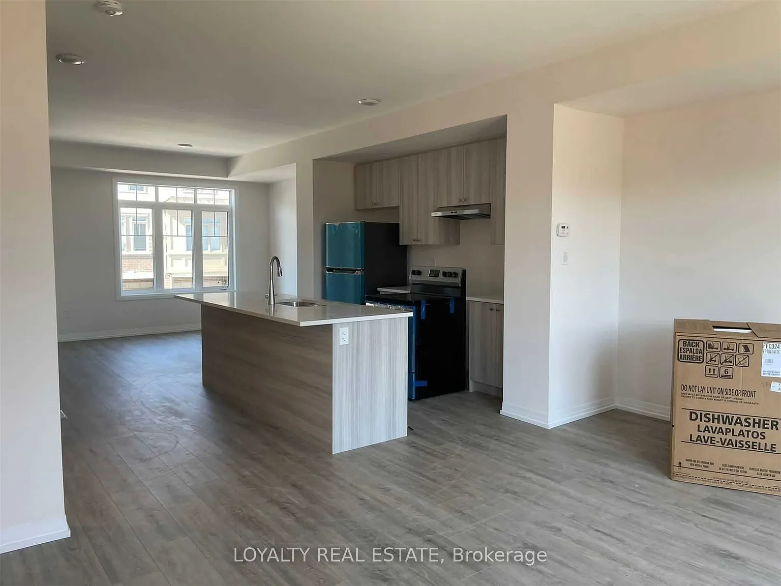 4 bed, $2,900 — Photo 2
