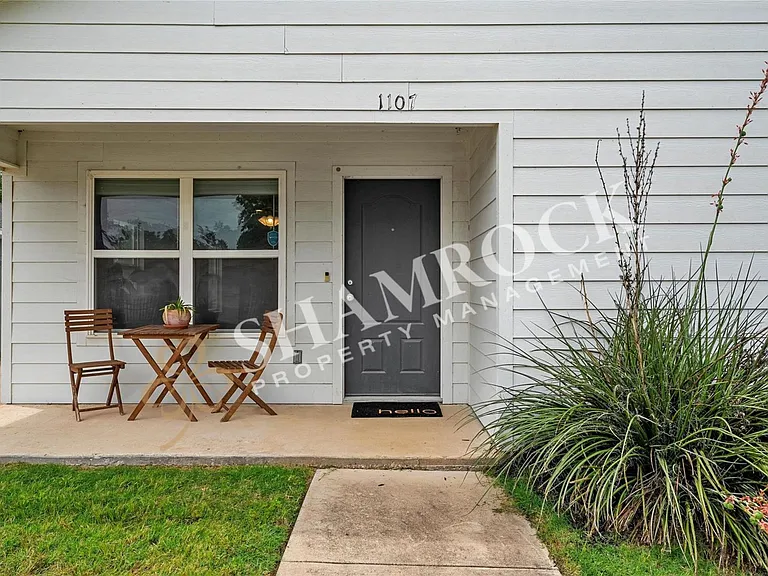1107 Primrose Dr — Photo 5