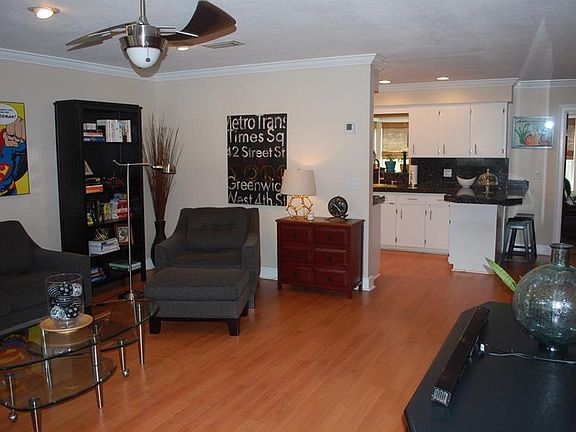 5th image of 241 Cambridge Dr
