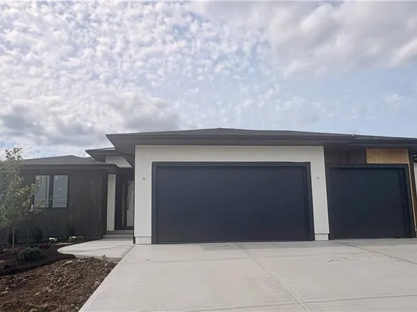 520 Bentwater Dr, Raymore, MO 64083