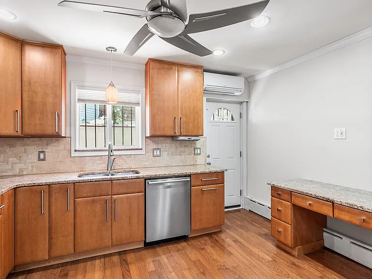 1725 S Iseminger St — Photo 10