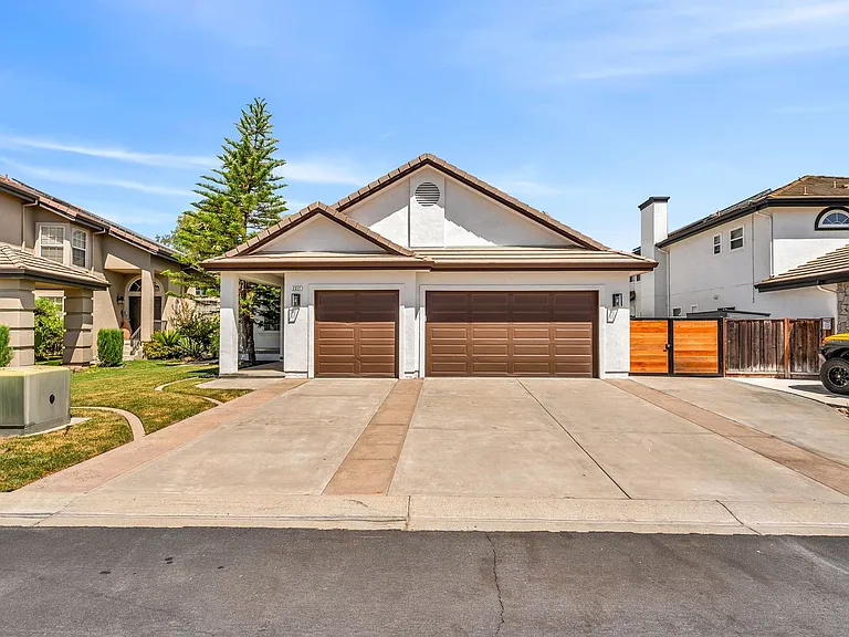 2317 Wayfarer Dr — Photo 2