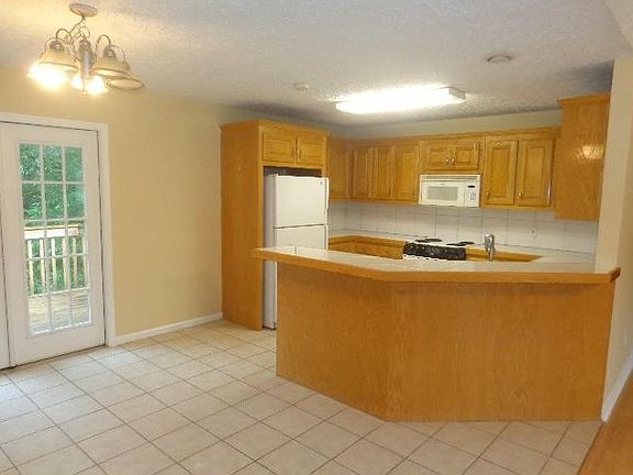 4th image of 146 Mountain Dr