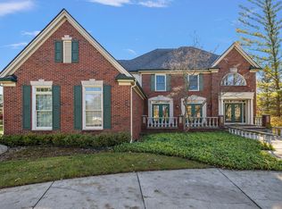 4114 Oak Tree Cir, Rochester, MI 48306