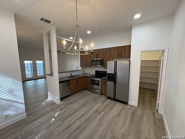 3 bed, 2.0 bath, 1386 sqft, $1,900 — Photo 3