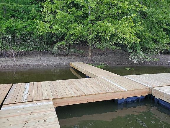 4th image of 165 Lakeshore Dr