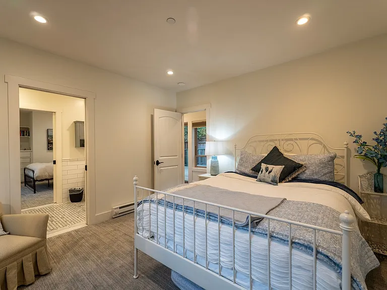 610 Forest Ave — Photo 45