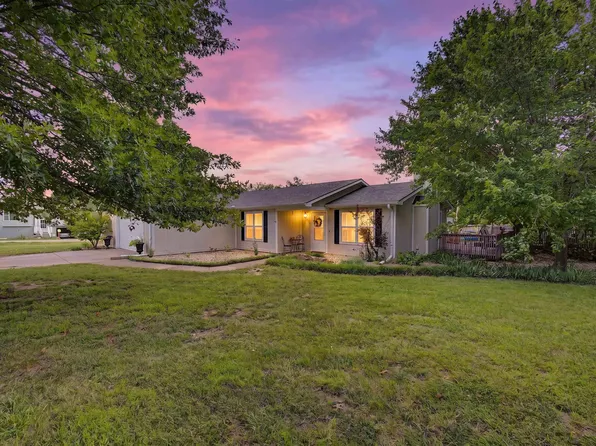 2464 Brookfield Dr, Manhattan, KS 66503