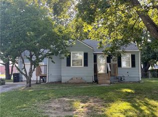 3901 Crestview Rd, Independence, MO 64052