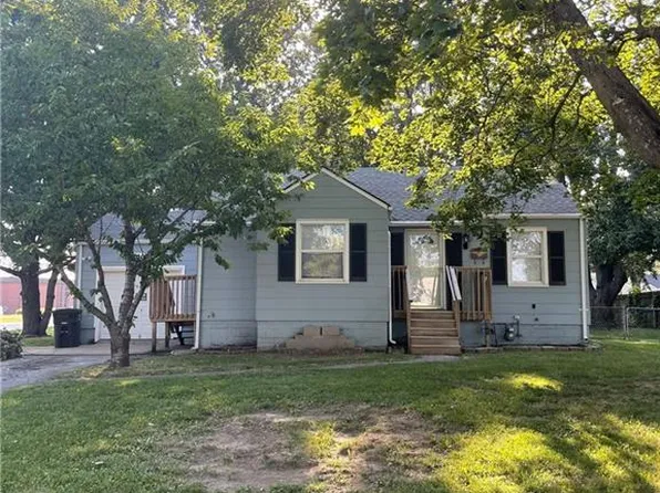 3901 Crestview Rd, Independence, MO 64052