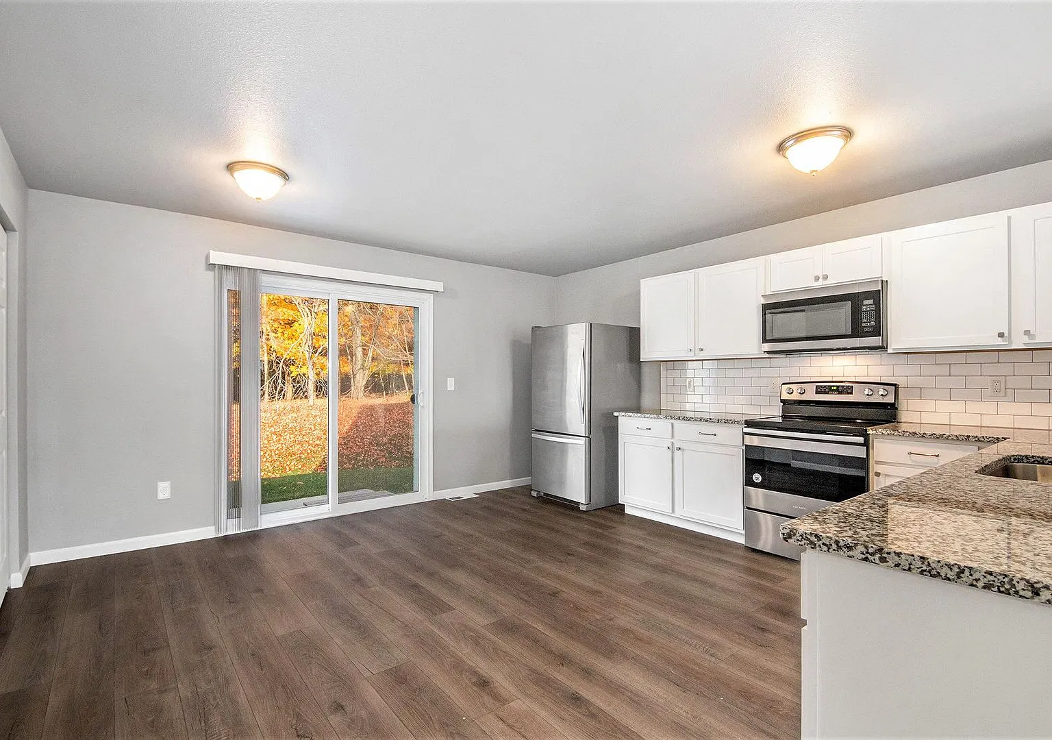 119 Iris Ct — Photo 2