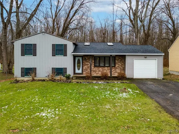 7242 Lakeshore Rd, Cicero, NY 13039