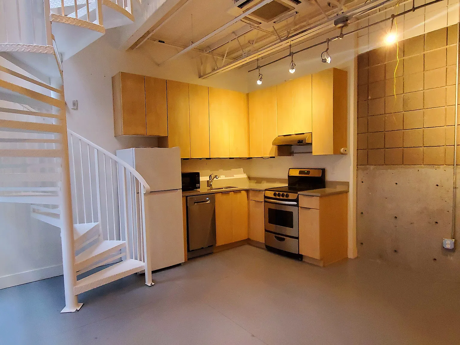 360 W Broadway — Photo 2