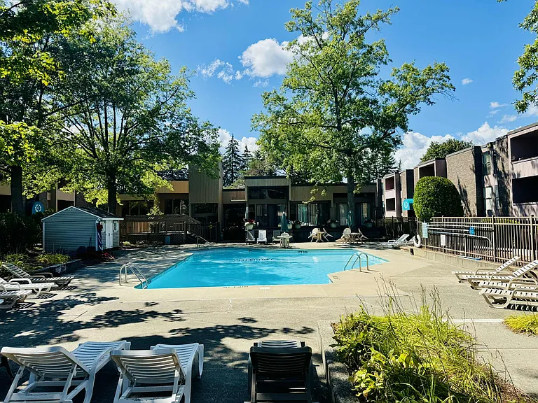 24 Shrewsbury Green Dr #B — Photo 17