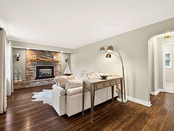 5th image of 187 Frontenac Hts